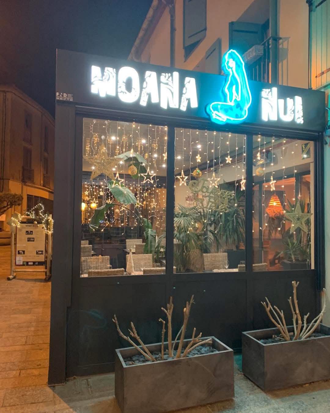 Devanture du restaurant Moana Nui à Thuir, de nuit