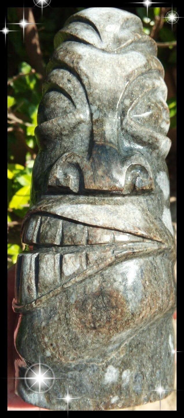 Statue Tiki polynésienne sculptée